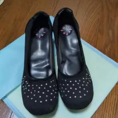 ストーン付きブラックパンプス