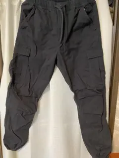 黒いカーゴパンツ ゴムウエスト