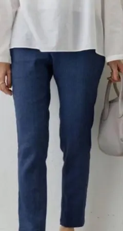 美品⭐︎ビアズリー　デニム風リネンスリムタックパンツ　インディゴブルーのサムネイル