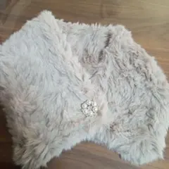 フェイクファーマフラー　ベージュ　パールマグネット付