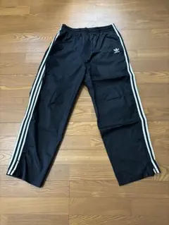 adidas ストライプ イージーパンツ