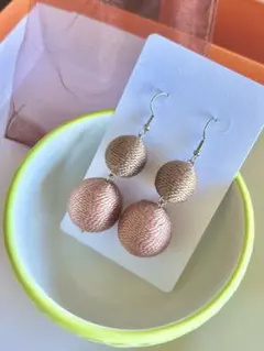 ハンドメイド ボンボンころころピアス