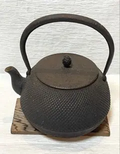 黒い鋳鉄製鉄瓶 鳥の蓋付き 南部( 照光堂）。アラレ1,5L 黒い鋳鉄製鉄瓶 鳥の蓋付き 南部( 照光堂）。アラレ1,5L - メルカリ