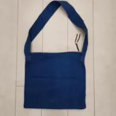 青のショルダーバッグ