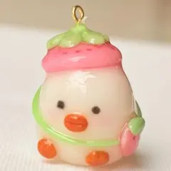 【ハンドメイド】いちご帽子をかぶったひよこ 樹脂粘土 チャーム キーホルダー