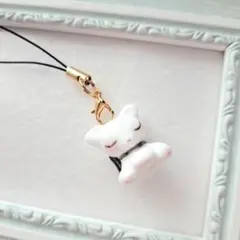 眠る白猫のストラップ付きチャーム　ハンドメイド