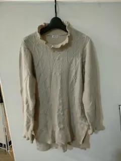 アクシーズファム ベージュ フリルネック 長袖ニット