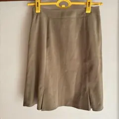 膝丈スカート　ベージュ スエード風 前後②ずつヒダ入り