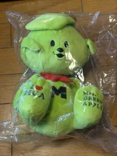 グリーンのクマ型ぬいぐるみ メメル