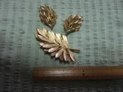 リーフの形をしたブローチ＆イヤリング