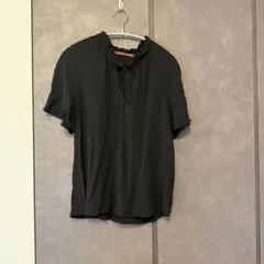 黒 フリル付き半袖シャツ