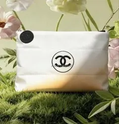 CHANELロゴ ノベルティ ナイロン キルティングポーチ - メルカリ