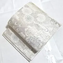 A 孔雀に花模様 銀糸 白 牡丹 花菱 菊 六通 正絹 フォーマルな袋帯