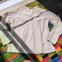 BASEMENT ベージュ Vネック長袖シャツ☆美品のサムネイル