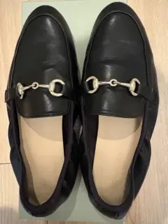 黒のレザー ローファー 金属バックル付きのサムネイル