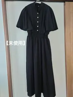 ラジエム　黒の半袖フレア袖ミモレ丈ワンピース　ブラック