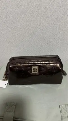 最終値下げ　クレイサス　ダークブラウン エンボス加工ポーチ　新品のサムネイル