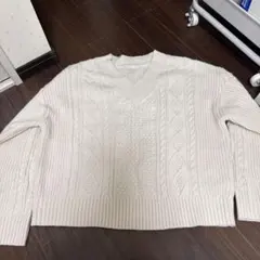 GU アイボリー Vネック ケーブル編み セーター