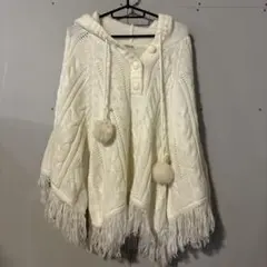 MOUTH アイボリー ケーブルニット ポンチョ　ボンボン付き　M 体型カバー