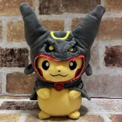 ポケモンセンター黒いレックウザポンチョを着た　ピカチュウぬいぐるみ