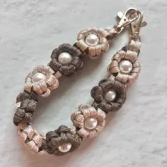 2色フラワーパールのバッグチャーム スマホハンドストラップ パラコード ブラウン