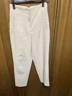 【ZARA】ハイウエストテーパードパンツ ベージュ