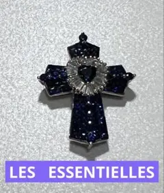 レ・エッセンシャル18K WGクロスペンダントヘッドブルーサファイヤダイアモンド