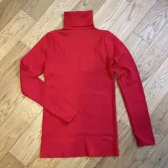 赤いタートルネックセーター