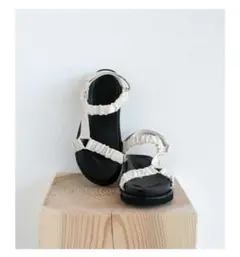 ineedmoreshoes　ギャザーストラップサンダル　エクリュのサムネイル
