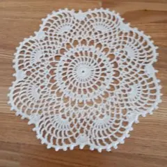 ホワイトレース編みドイリー