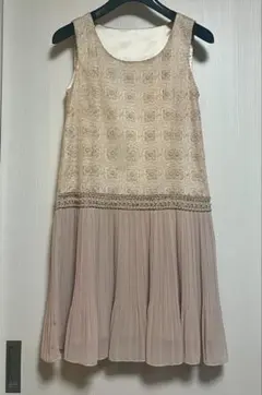 【今だけ割引美品】ベージュ 綺麗な刺繍 パール装飾のプリーツドレス