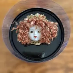 陶器製人形の顔のアンティーク風ブローチ