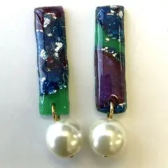 6349 パールつきブルーと紫、グリーンのマーブルピアス