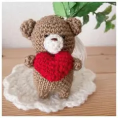 あみぐるみ　くまとハート　キーホルダー　編み物　ぬいぐるみ　バレンタイン
