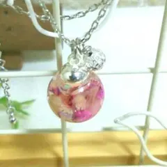 ガラスドームのハーバリウムペンダント❀ピンク系透かし玉チャーム✿