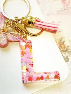 ピンクのハート型「L」チャーム