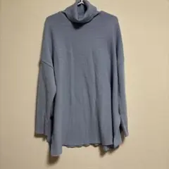 リブ編みタートルネックグレーセーター