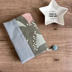 【訳あり品】チャーム付き＊サイズ調整できる文庫本カバー＊北欧お花