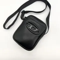 未使用級✨ DIESEL ショルダーバッグ エンボスロゴ ブラック 斜め掛け 