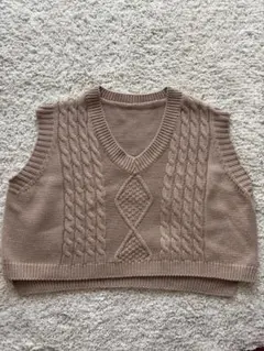 ベージュ ケーブル編み Vネック ニットベスト