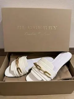 BURBERRY 22cm ホワイト ミュール チェーン装飾のサムネイル