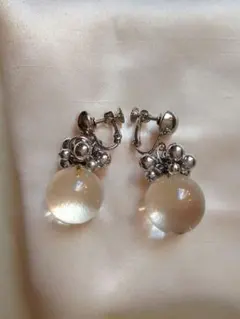 クリアな球体と銀色のブドウの房のようなデザインのイヤリングです＼(^-^)／