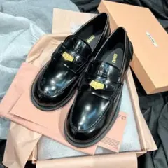 miu miu 黒 ローファー 金色バックル