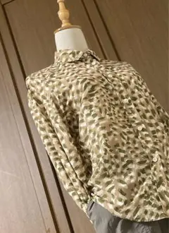 カモフラ柄長袖シャツレディース綿麻晩夏初秋コーデ