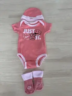 Nike ピンクロンパース 0-6ヶ月 帽子靴下付き