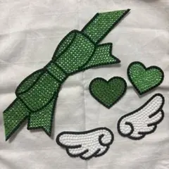 匿名配送うちわ デコ パーツ リボン　緑　羽　ハート