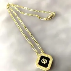 Christian Diorロゴネックレス 八角形トップス黒の中にゴールドロゴ入