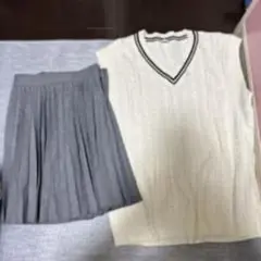 アイボリー ケーブル編みニットベストとグレー プリーツスカートセット