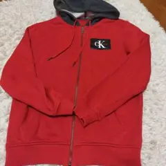 カルバンクラインジーンズ　赤いパーカー