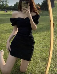 黒 オフショルダー パフスリーブ ミニワンピース、ネックレスとピアス付き